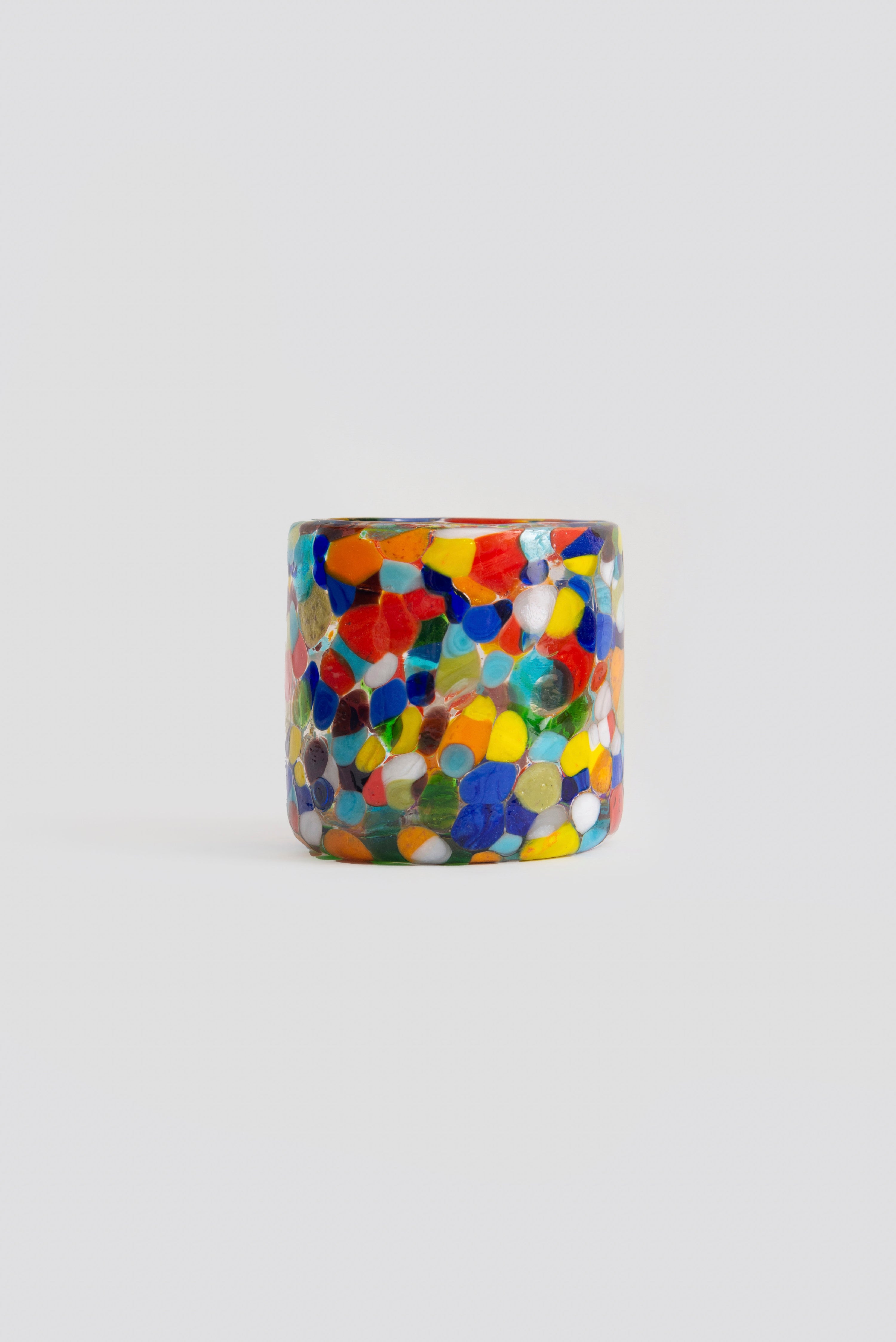 Bunte handgefertigtes Glas aus Mexiko, modernes Design mit bunten punkten. Handwerkskunst. Glasblasen Mexiko 