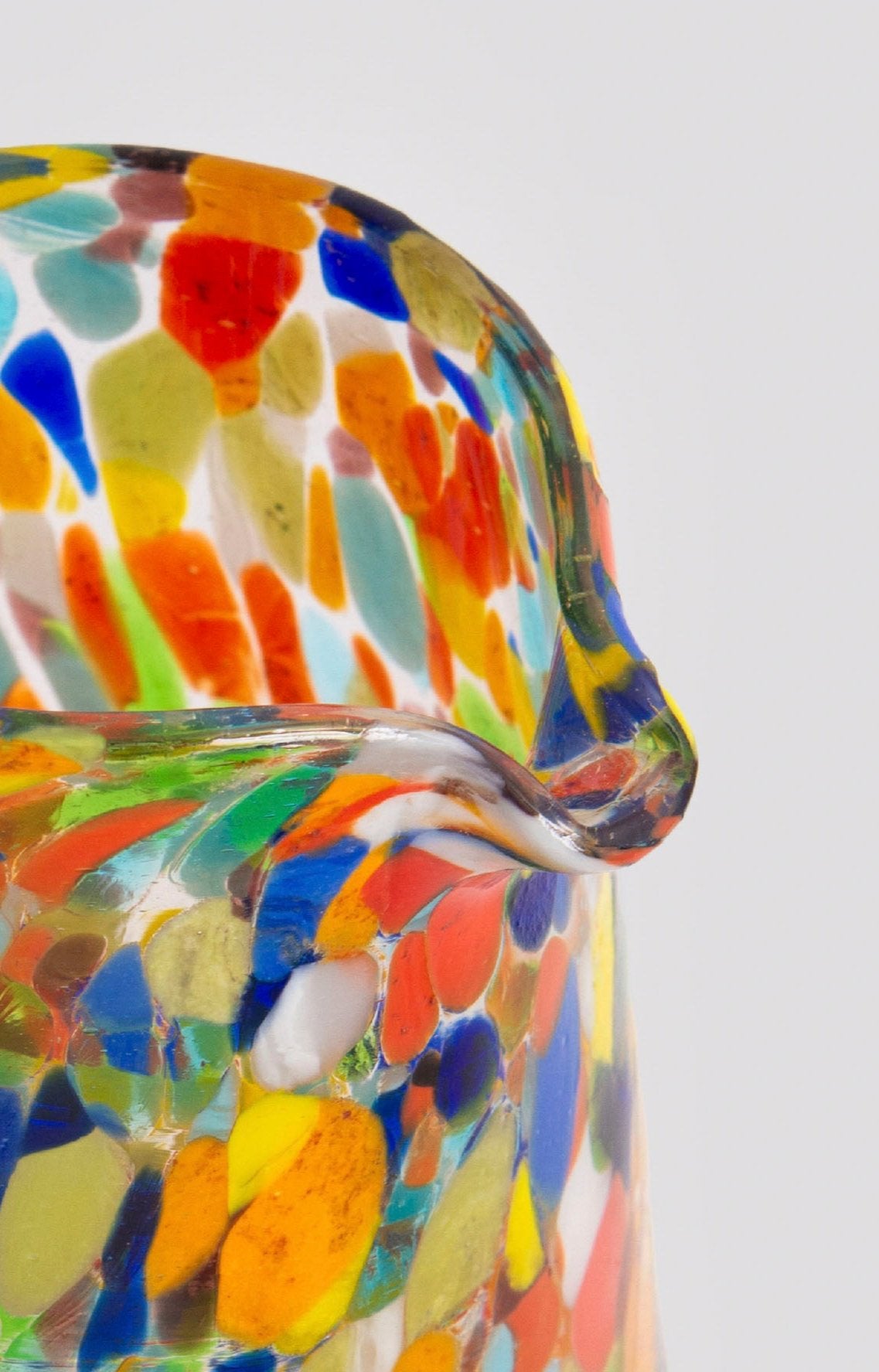 Detailansicht Bunte handgefertigte Glas Karaffe aus Mexiko, modernes Design. Handwerkskunst. Glasblasen Mexiko 