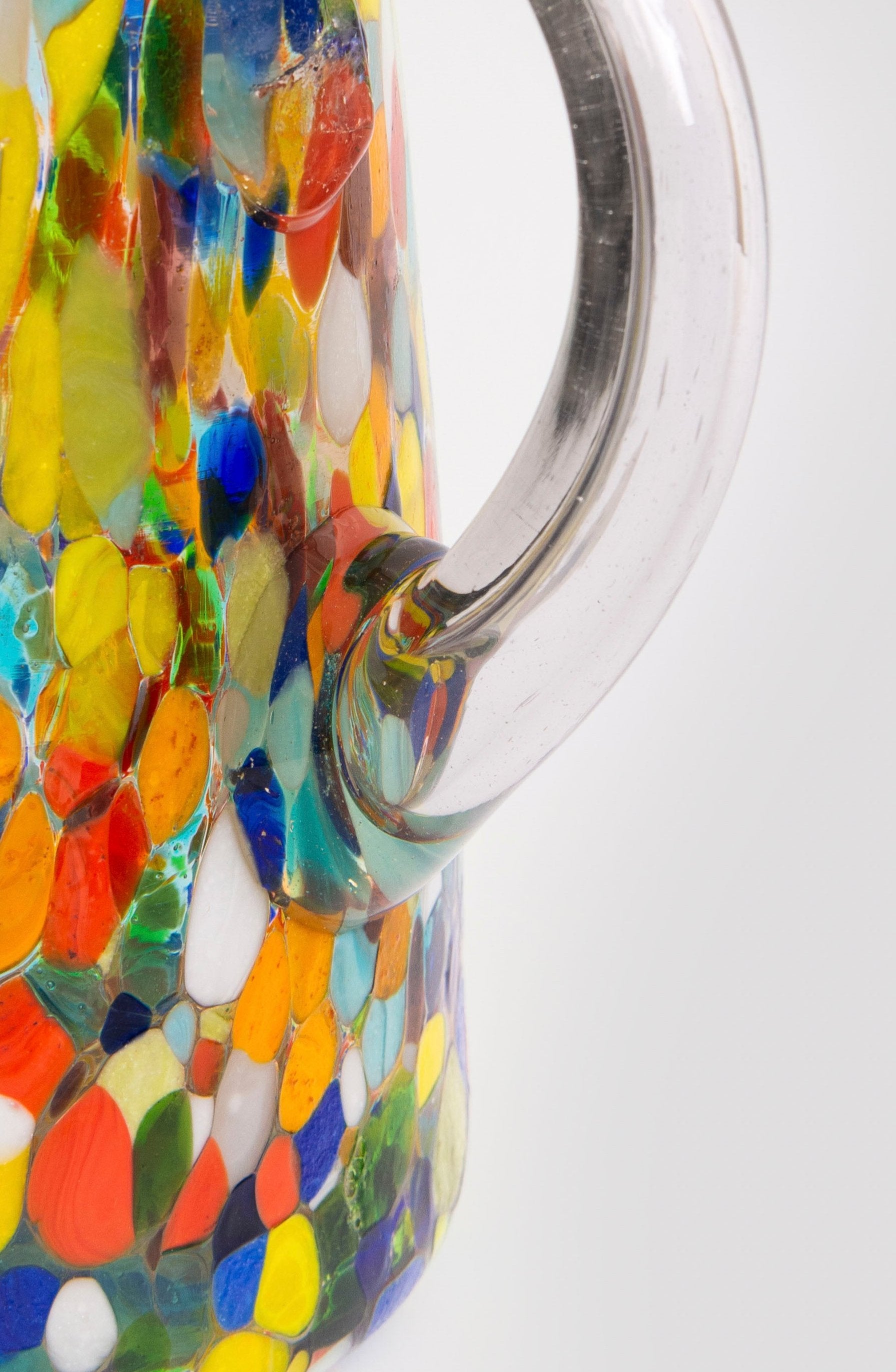 Detailansicht Bunte Glas Karaffe aus Mexiko mit punkten, modernes Design. Handwerkskunst. Glasblasen Mexiko 
