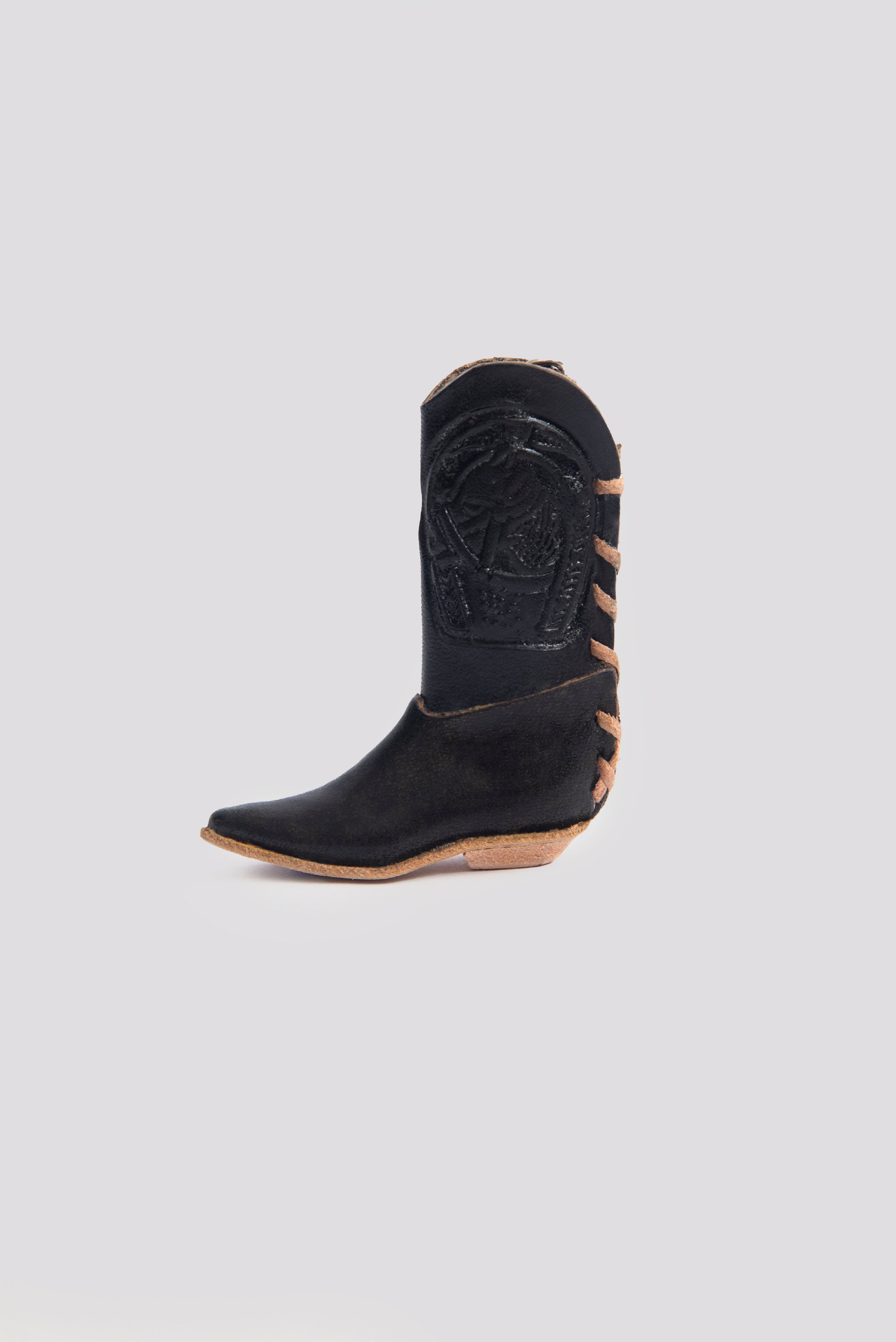 Handgefertigte Feuerzeughülle aus Leder im Cowboy-Stiefel-Design, Mexiko. Schlüsselanhänger Cowboy in schwarz