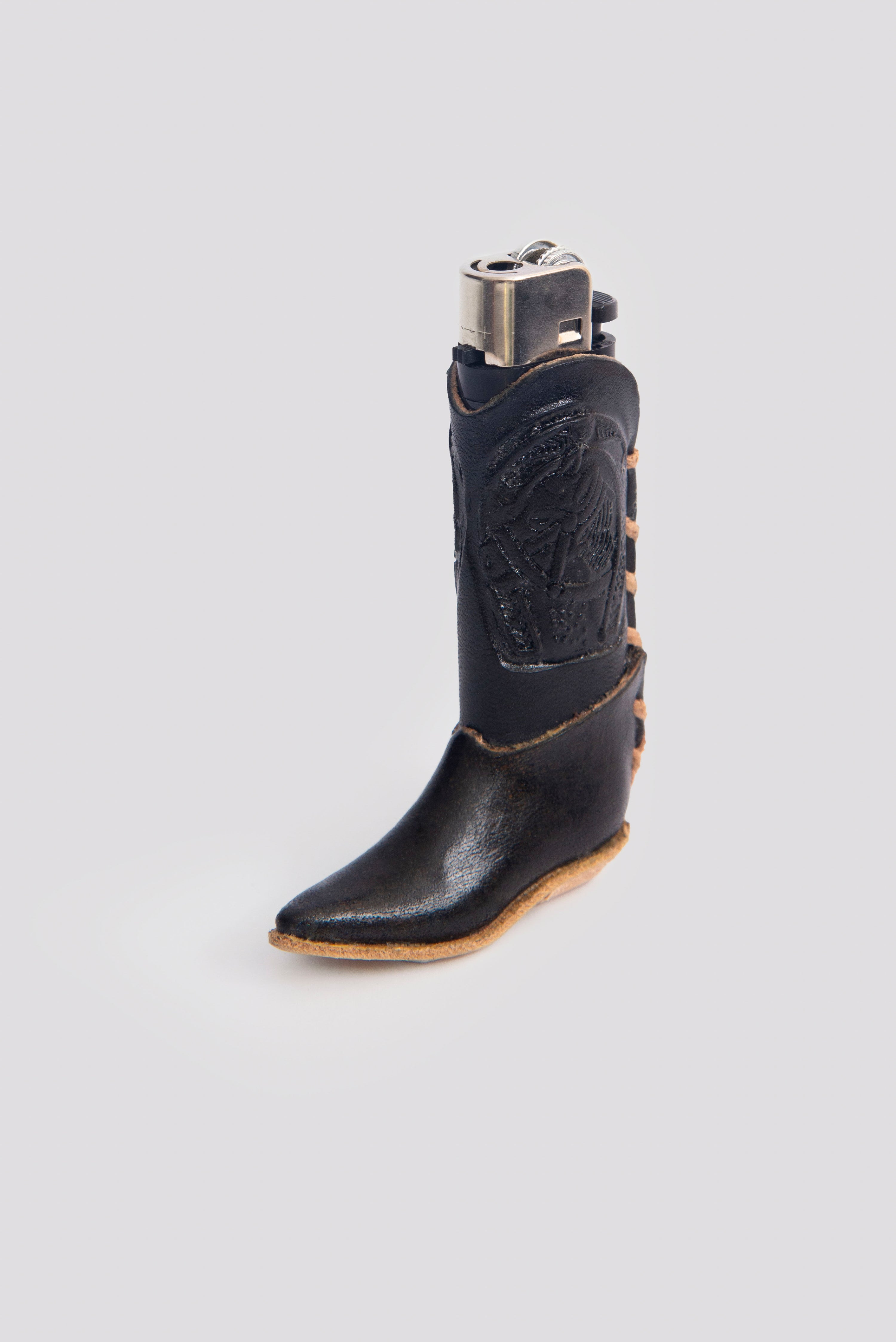Handgefertigte Feuerzeughülle aus schwarzem Leder im Cowboy-Stiefel-Design, Mexiko. Schlüsselanhänger für Raucher