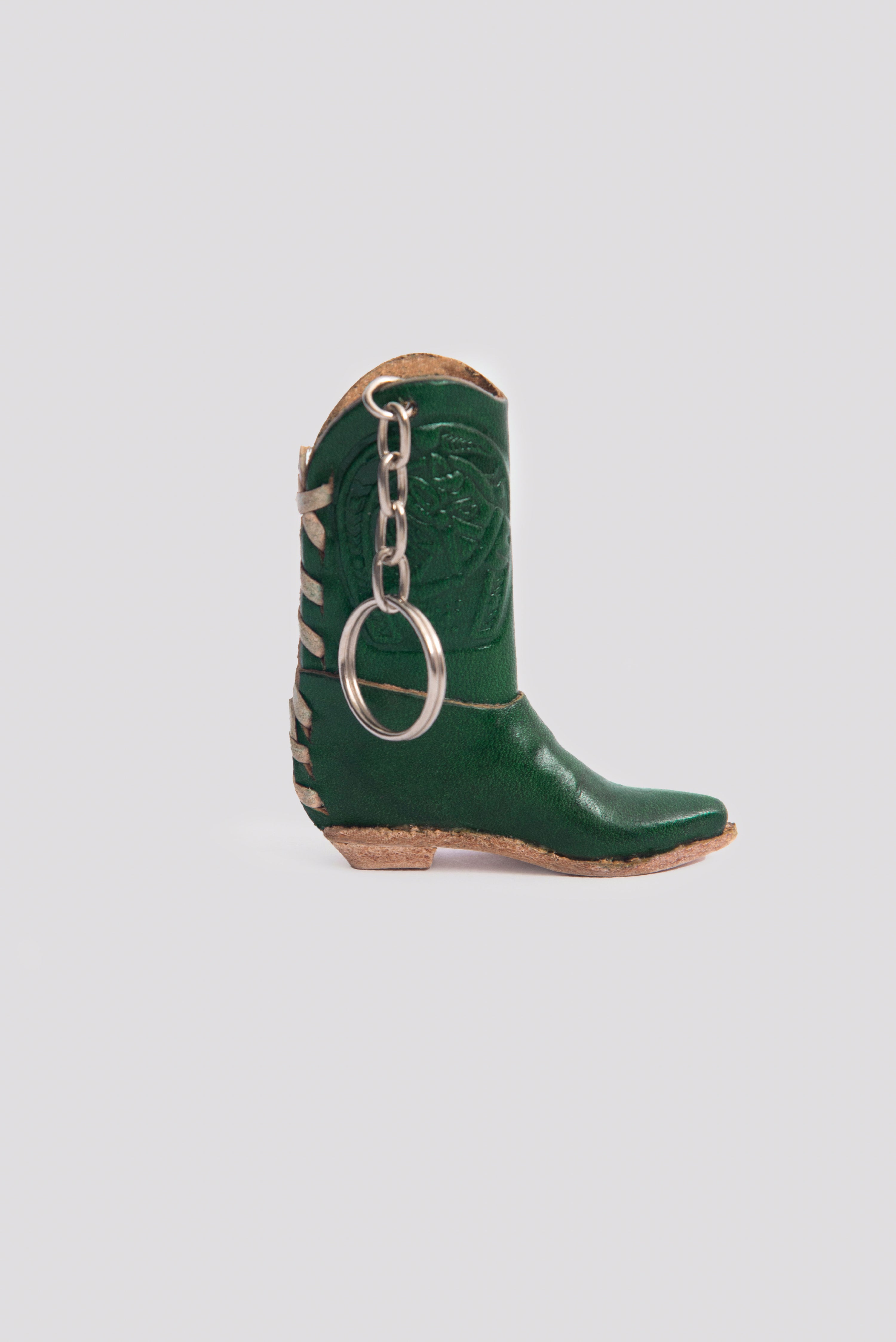 Handgefertigte Feuerzeughülle aus Leder im Cowboy-Stiefel-Design, Mexiko. Grüner Schlüsselanhänger Cowboy
