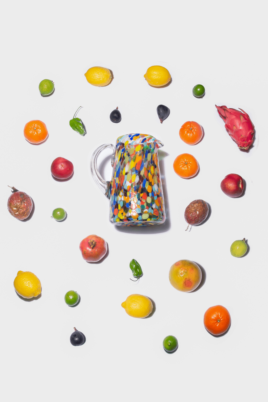 GIF Karaffe mit Obst. Bunte handgefertigte Glas-Karaffe aus Mexiko, traditionelles Design