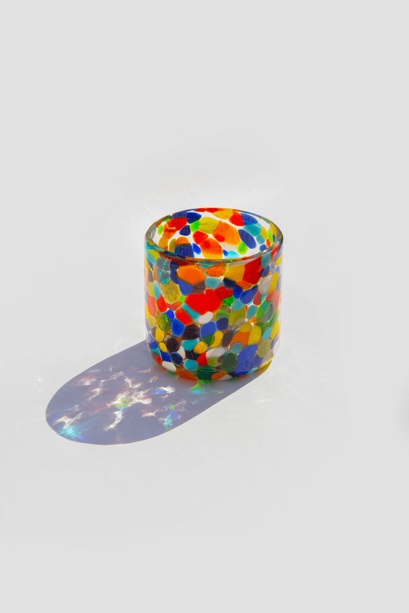 GIF drehendes Glas. Bunte handgefertigtes Trinkglas aus Mexiko, modernes Design mit bunten punkten. Handwerkskunst. Glasblasen Mexiko 